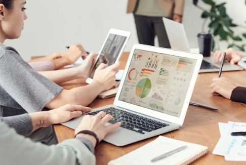 外貿(mào)建站實(shí)戰(zhàn)指南：費(fèi)用、功能與SEO核心要點(diǎn)